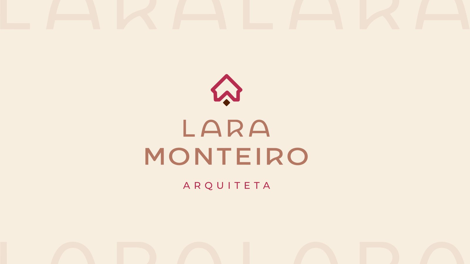 Lockup vertical da marca Lara Monteiro Arquiteta sobre fundo creme, com padrão gráfico do nome em marca d'água