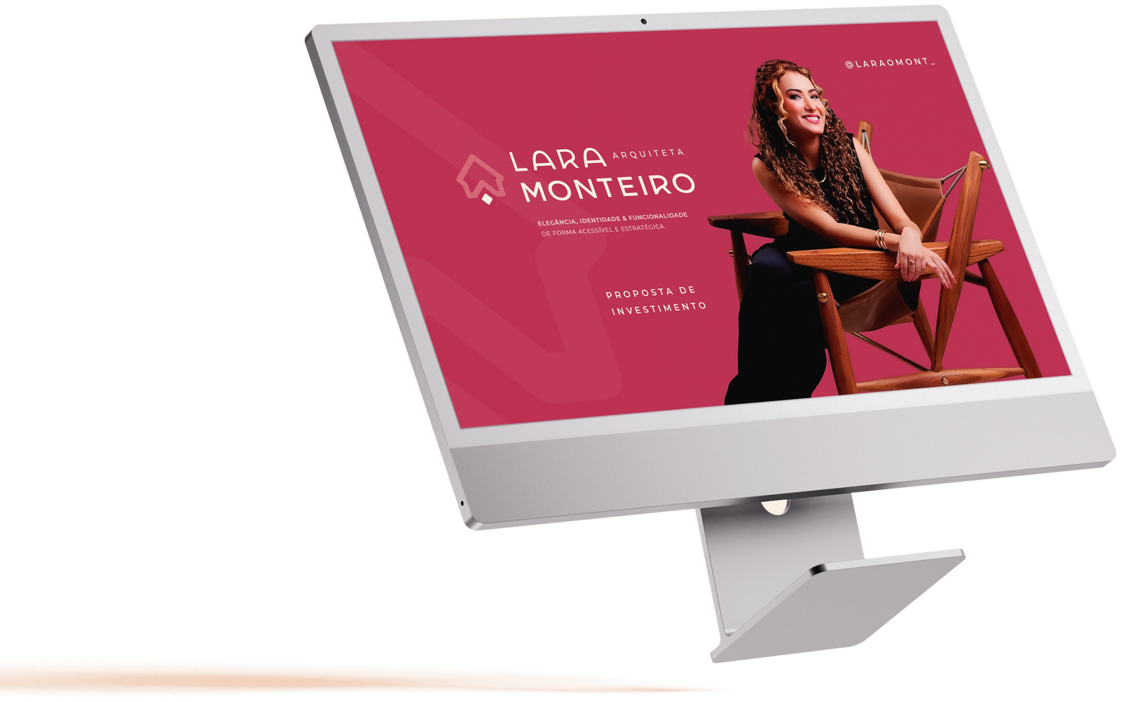 Site de Lara Monteiro Arquiteta exibido em um monitor